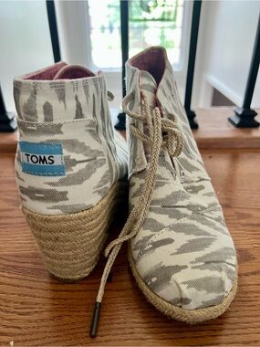 TOMS Beige and Gray Camouflage Espadrille Wedge Boots